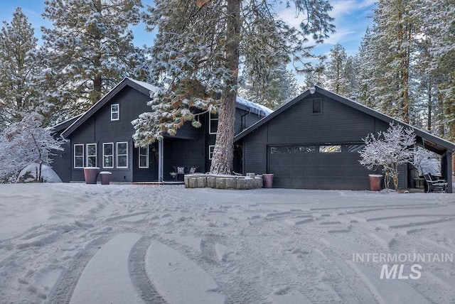 view of front property featuring a garage