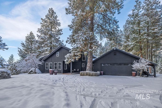 view of front property featuring a garage