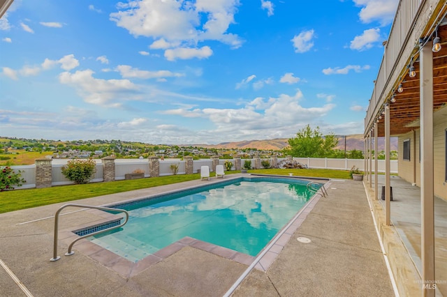 3224 Meadowlark, Lewiston, ID 83501 - view of swimming pool featuring a patio and a mountain view