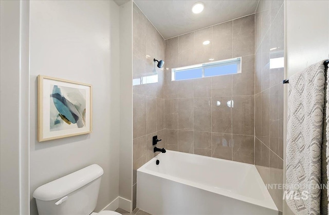 full bath featuring baseboards, shower / bath combo with shower curtain, and toilet