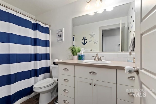 full bathroom featuring toilet, a shower with curtain, vanity, and decorative backsplash