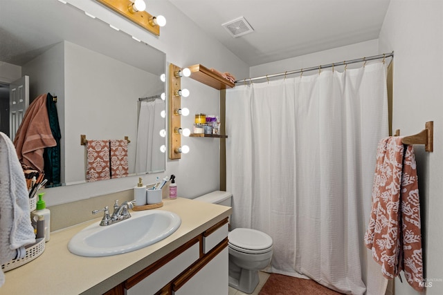 full bath featuring visible vents, curtained shower, toilet, and vanity
