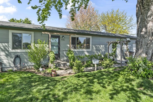 view of front facade with a front lawn