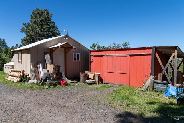 39055 Hilltop Ln, Lewiston, ID 83501 - view of pole building featuring a storage unit