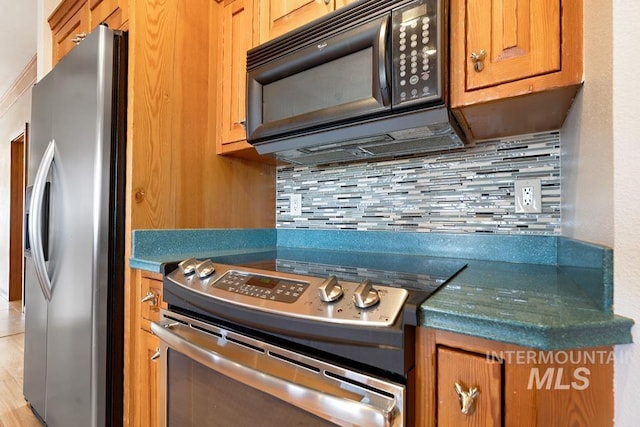 kitchen featuring tasteful backsplash and appliances with stainless steel finishes