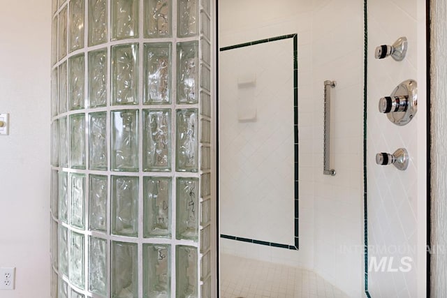 details featuring a tile shower