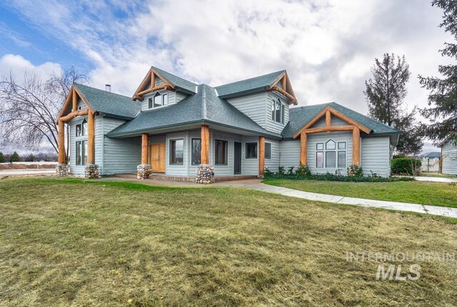 view of front of home featuring a front yard