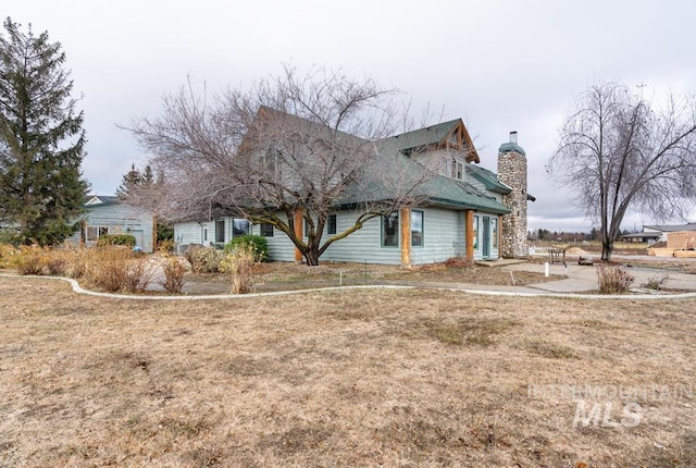 view of side of property featuring a yard