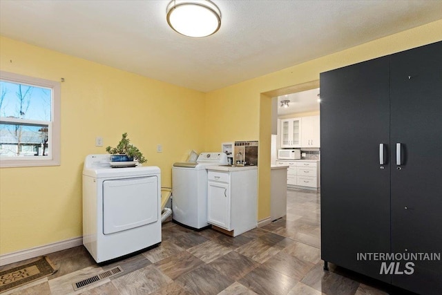 120 W Main St, Hagerman, ID 83332 - laundry area featuring washing machine and dryer and cabinets