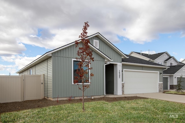 view of front of house featuring a front yard and a garage