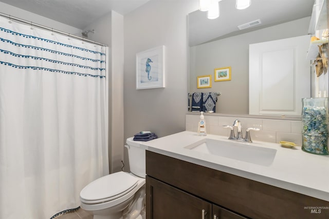 full bath with toilet, decorative backsplash, vanity, and a shower with curtain