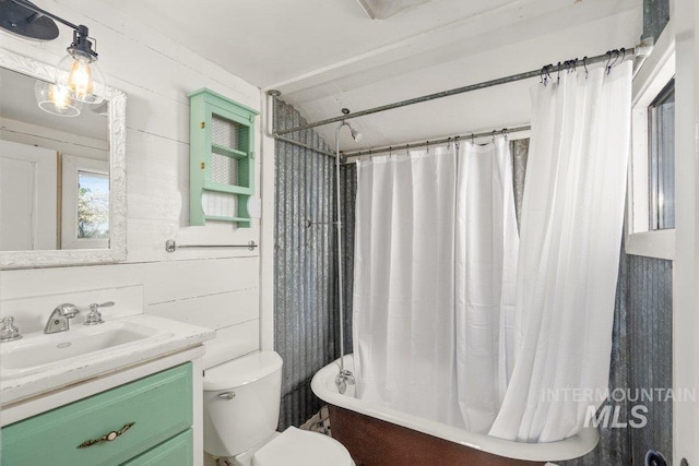1045 N Beech Rd, Genesee, ID 83832 - full bathroom featuring toilet, vanity, and shower / bathtub combination with curtain