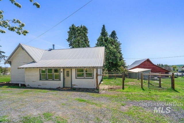 1045 N Beech Rd, Genesee, ID 83832 - view of front of home featuring a front lawn, fence, and metal roof