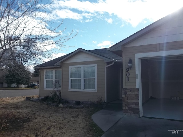 view of front facade featuring a garage