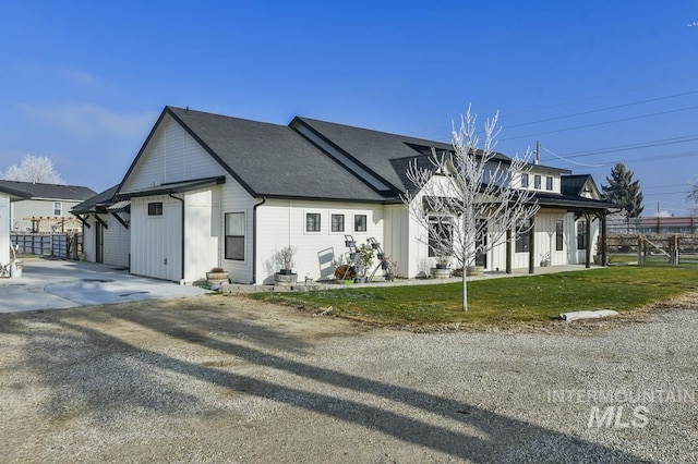 view of front of home featuring a front yard