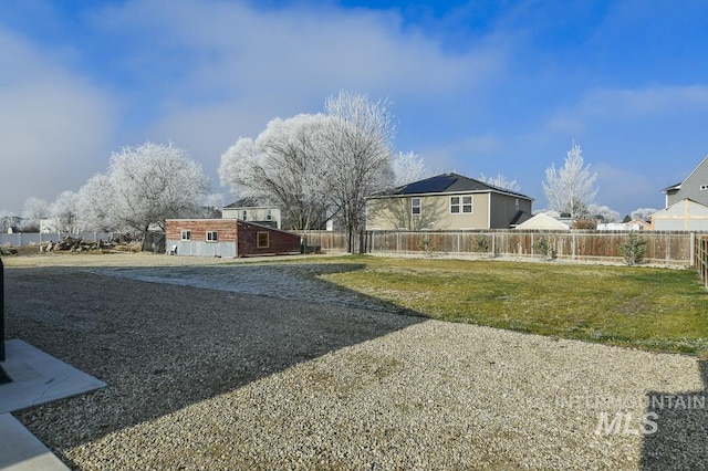 view of front of property featuring a front yard and an outdoor structure