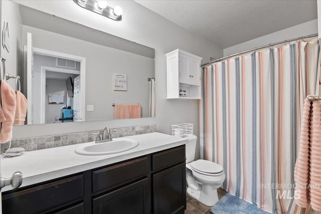 1430 NE Quigley St, Mountain Home, ID 83647 - full bathroom featuring visible vents, toilet, curtained shower, and vanity