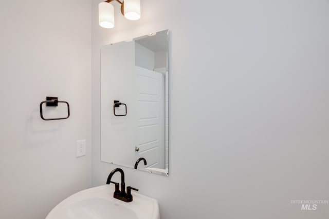 bathroom featuring a sink