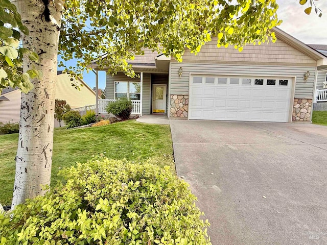 view of front of property featuring a front lawn and a garage