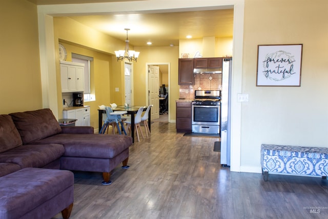 living area with recessed lighting, baseboards, dark wood-style flooring, and a chandelier