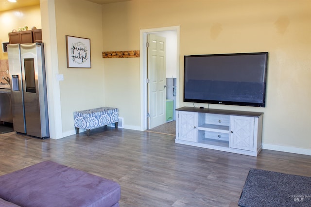 living area with visible vents, baseboards, and wood finished floors