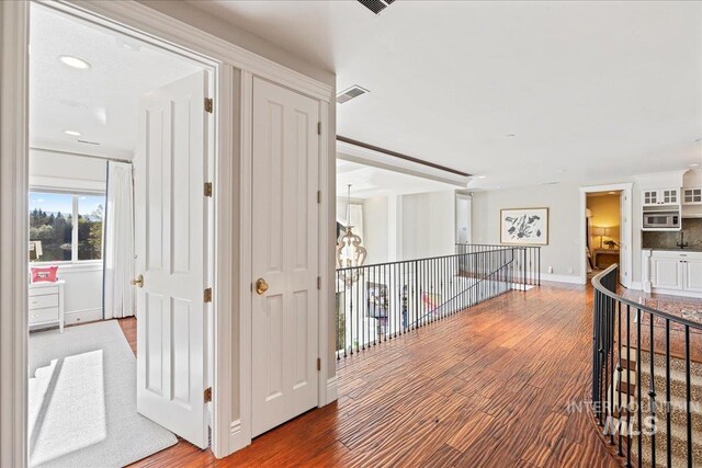 1122 W Two Rivers Ln, Eagle, ID 83616 - hall featuring wood finished floors, an upstairs landing, baseboards, and recessed lighting