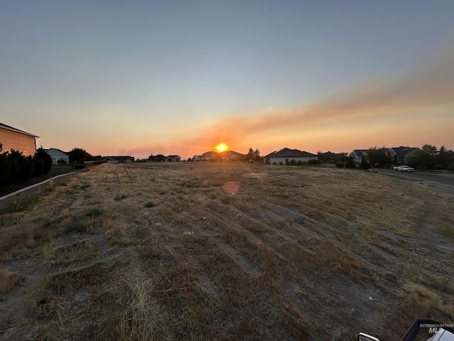 view of yard at dusk