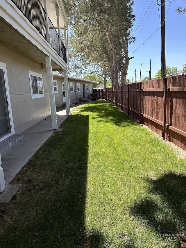 view of yard featuring a fenced backyard