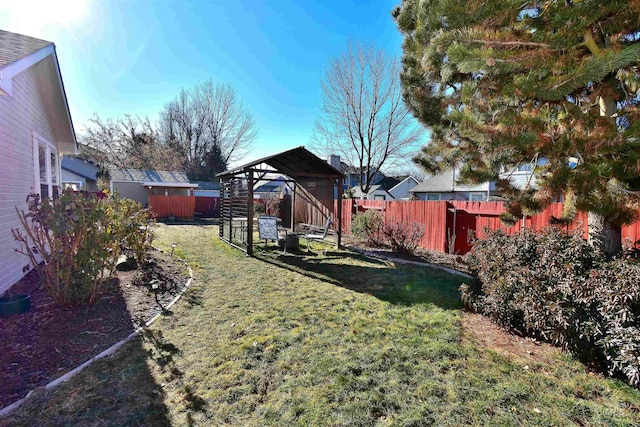 view of yard featuring a storage shed