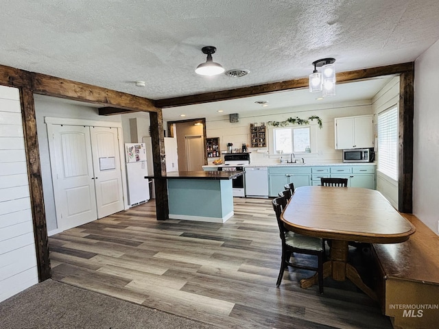 802 S 9th St, Rupert, ID 83350 - kitchen featuring white appliances, a sink, a textured ceiling, wood finished floors, and white cabinetry