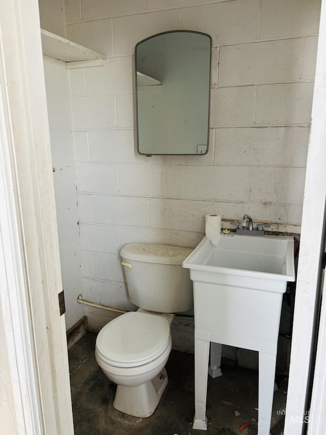 802 S 9th St, Rupert, ID 83350 - bathroom featuring toilet, concrete block wall, and concrete flooring