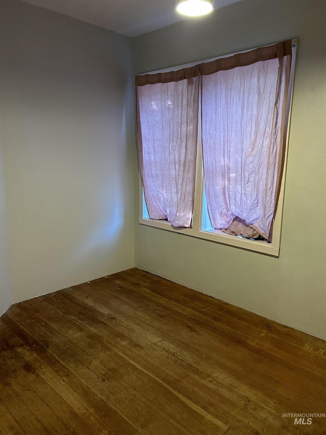 spare room featuring dark wood-type flooring