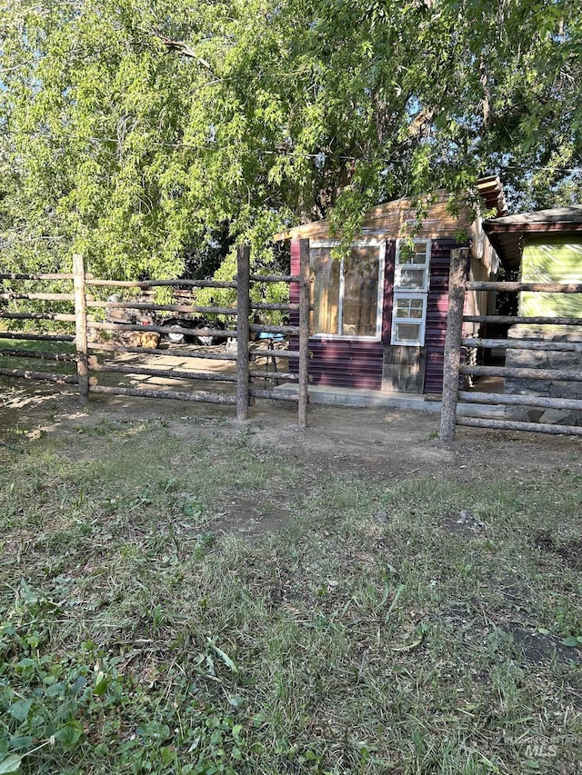 view of yard featuring an outbuilding