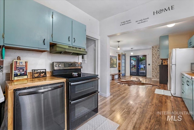 353 7th Ave E, Twin Falls, ID 83301 - kitchen featuring stainless steel appliances, under cabinet range hood, wood finished floors, light countertops, and blue cabinets