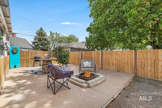 353 7th Ave E, Twin Falls, ID 83301 - fenced backyard featuring an outdoor fire pit, a grill, and a patio