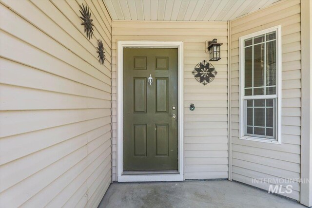 555 W Mulberry Loop, Nampa, ID 83686 - entrance to property featuring a porch