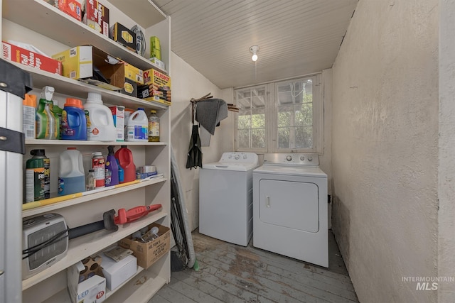 1507 Scheloske Rd, Weiser, ID 83672 - laundry room featuring independent washer and dryer, hardwood / wood-style floors, and a textured wall