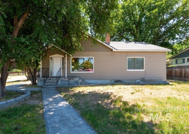 view of front facade featuring a front yard