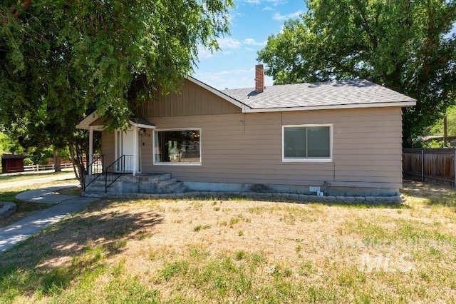 view of front of property with a front lawn