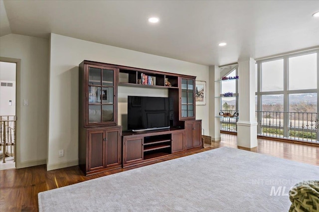 living area featuring dark wood-type flooring, recessed lighting, baseboards, and vaulted ceiling