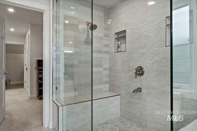 bathroom featuring tiled shower