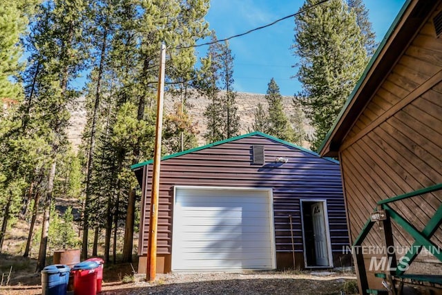 detached garage featuring gravel driveway