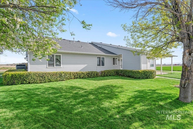 back of house featuring a lawn