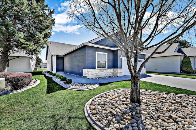 view of front of house with driveway, an attached garage, and a front yard