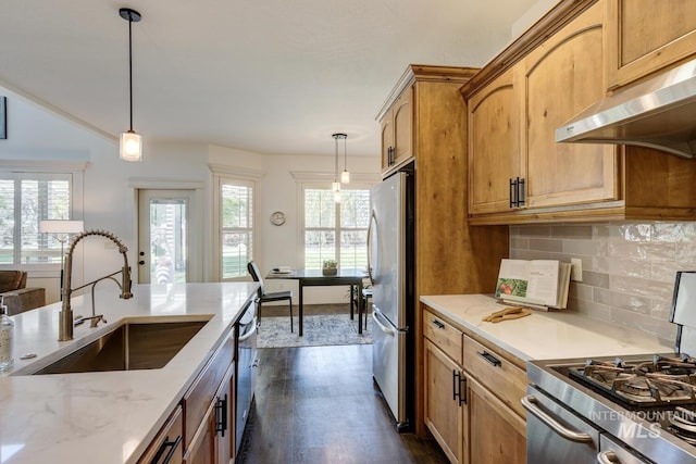 2581 N Tricia Way, Meridian, ID 83646 - kitchen with stainless steel appliances, a sink, under cabinet range hood, tasteful backsplash, and pendant lighting