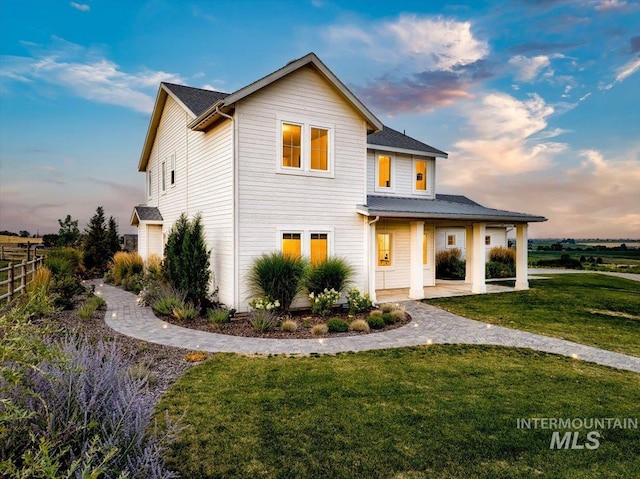 view of front of property featuring a front yard and fence