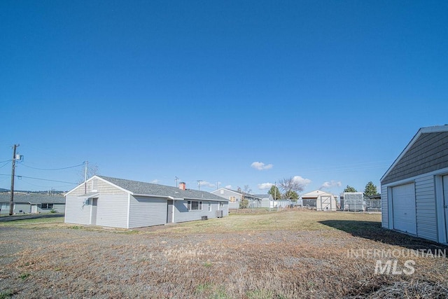 view of yard featuring an outdoor structure