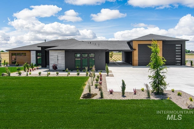 view of front facade featuring a front lawn and a carport