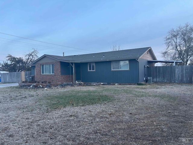 view of front of house with a front lawn