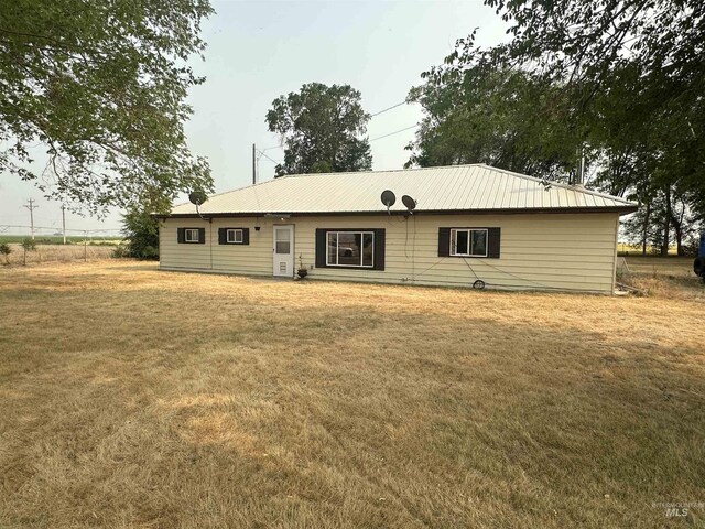 back of house featuring a lawn